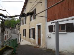 MAISON DE VILLAGE AVEC JARDIN ET PETITE PELOUSE