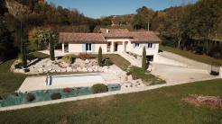 MAISON MODERNE DANS BEL ENVIRONEMENT
