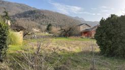 Joli terrain plat au dessus du village