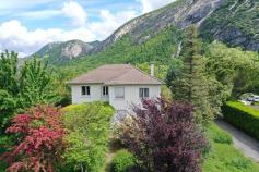 MAISON DE BON STANDING SITUÉE AU CENTRE D’UN GRAND TERRAIN 