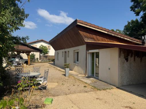 CHARMANTE MAISON  SITUÉE DANS UN ENVIRONNEMENT PAISIBLE