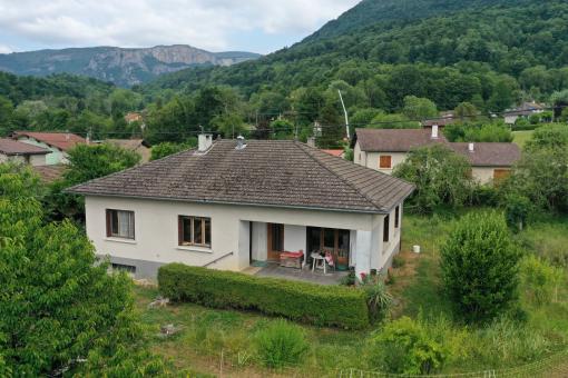VILLA FAMILIALE PROCHE DU VILLAGE AVEC TERRAIN PLAT 
