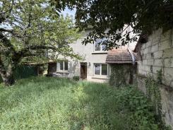 MAISON DE VILLAGE AVEC FORT POTENTIEL ET PETIT TERRAIN PLEIN SUD