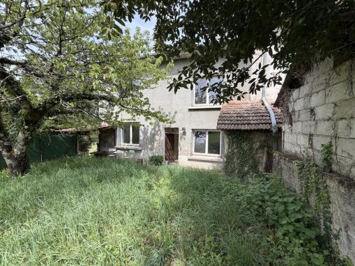 MAISON DE VILLAGE AVEC FORT POTENTIEL ET PETIT TERRAIN PLEIN SUD
