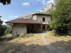 Ancienne ferme nichée au cœur du Cirque de Combe Laval