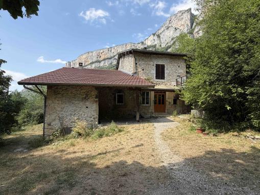 Ancienne ferme nichée au cœur du Cirque de Combe Laval